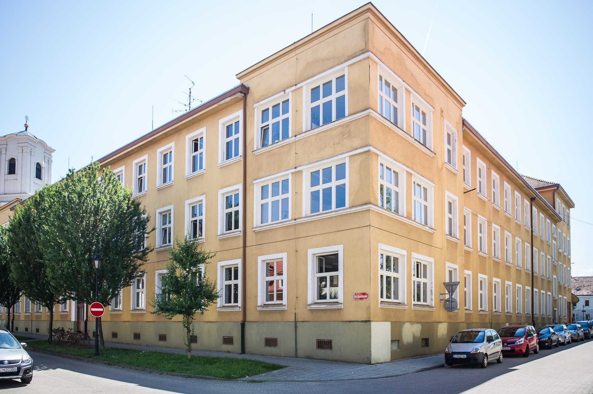 Stredná zdravotnícka škola